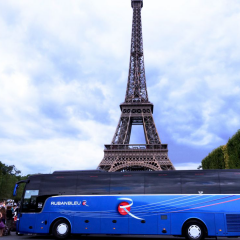 Autocars Ruban Bleu en voyage à Paris devant la Tour Eiffel